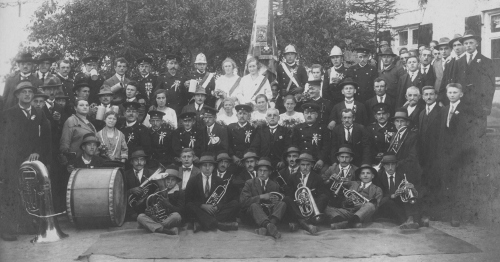 1925: Freiwillige Feuerwehr Scheppach feiert ihr 50-jähriges Jubiläum mit Fahnenweihe.