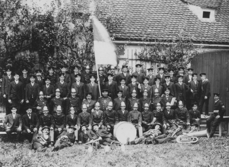 Feuerwehr und Bläsebäck-Musik 1910. Im Hintergrund der Pfarrstadl